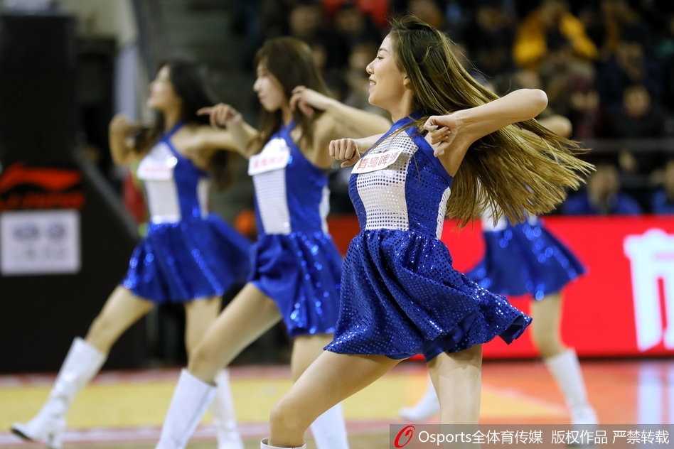 动感十足的舞姿定格在半空，篮球宝贝们手持彩球为吉林东北虎加油助威