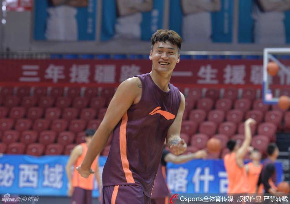 杜锋指导在场边露出神秘莫测的微笑，眼中闪烁着战术家的光芒，仿佛一切尽在掌握，胸有成竹地静待大战开启