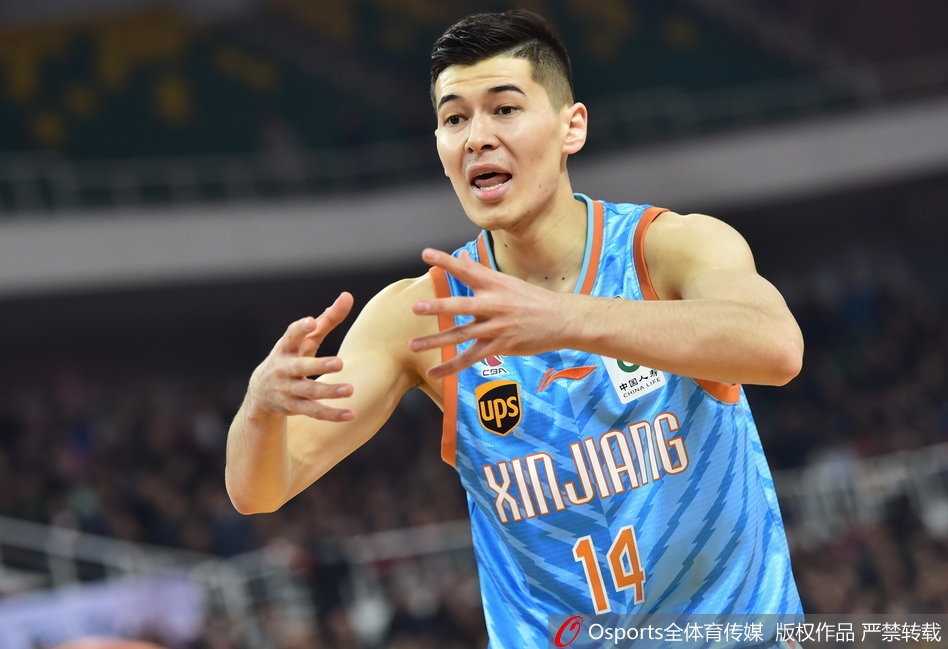 新疆队外援亚当斯在失去重心的情况下依然强行出手三分，他的眼中燃烧着不甘的火焰，砍下全场最高的五十一分却仍难救主。