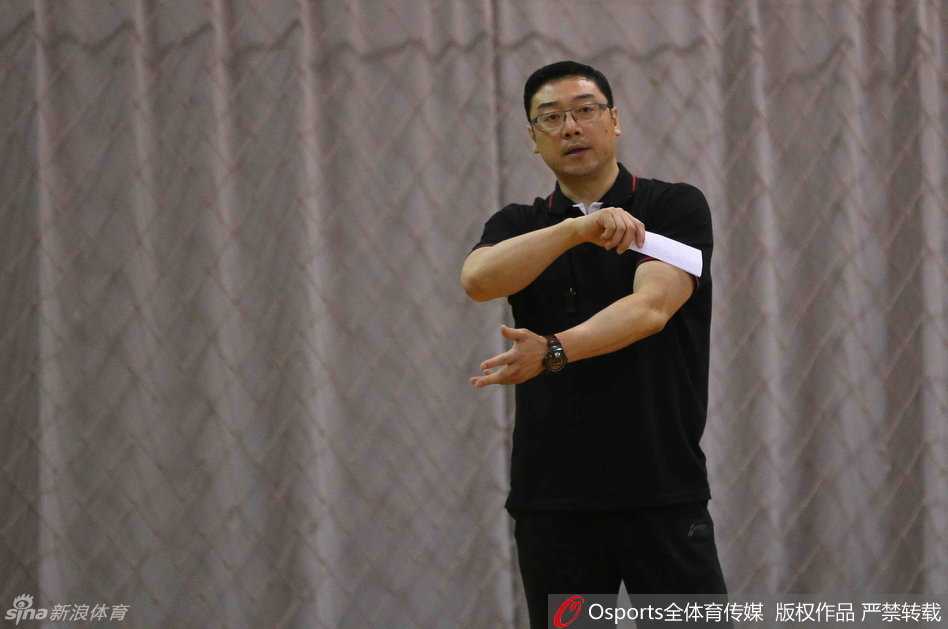 在赛场上，刘炜挥手指挥年轻队友跑位，场上场下的沟通尽显队长风范