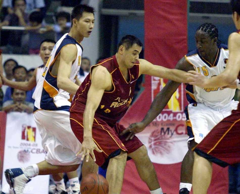 刘玉栋在防守端同样全力以赴，顽强的卡位和精准的预判展现了他全面的篮球技艺