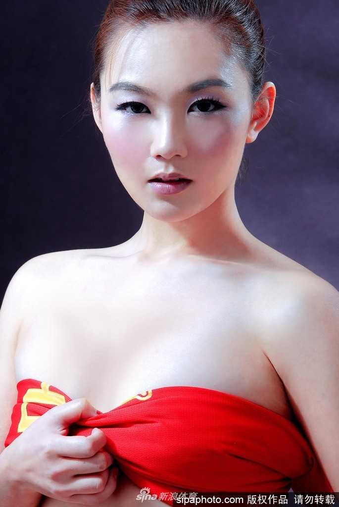 白色比基尼衬托出她曼妙的身姿，手中的篮球在她指尖轻盈旋转，仿佛被赋予了灵动的生命。