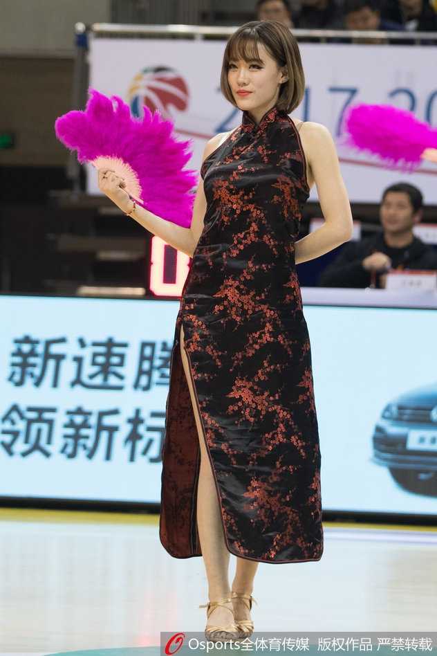 数位啦啦队员并肩而立，她们梳着利落的发髻，身着素雅长旗袍，手中的彩扇如花朵般绽放，脸上洋溢着自信温婉的笑容。