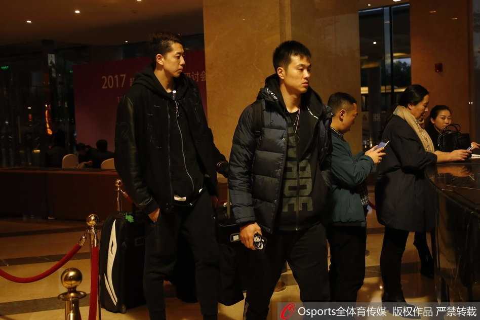 丁彦雨航压低帽檐快步走入酒店，作为目前这支红队的核心攻击手，他的肩上承载着为中国队攻城拔寨的重任。