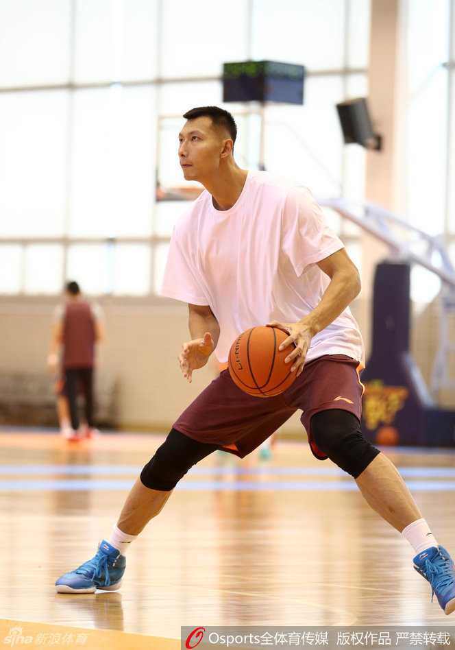 易建联与布泽尔在场边认真聆听战术指导，两人神情专注，这对内线组合的默契将是总决赛的关键。