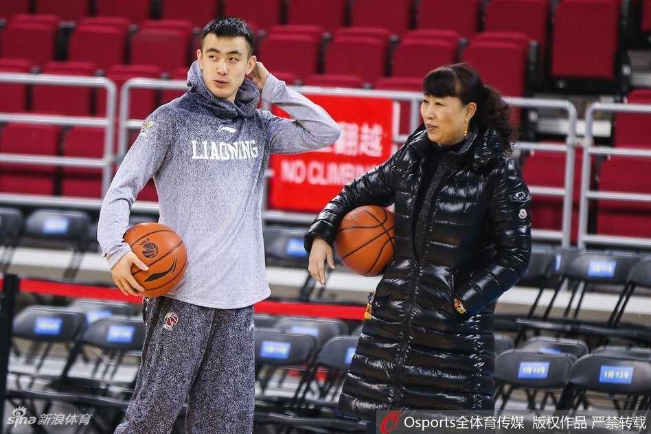 完成跨栏动作后，韩德君弯腰捡起地上的篮球，巨大的手掌将球稳稳握住，脸上露出了孩子般的满足笑容。