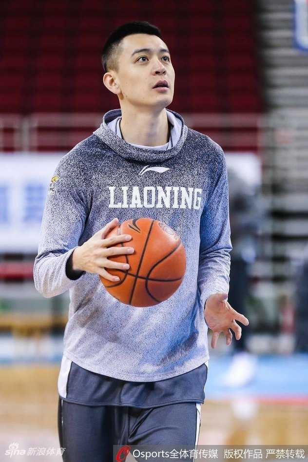 韩德君轻松跨越障碍后，脸上带着一丝笑意，眼神专注地盯着前方的篮球，身后的队友们则被他这突如其来的灵活身手逗得前仰后合。