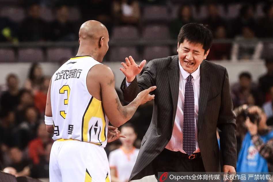 马布里中路突破吸引山东队三人包夹，却在人缝中巧妙将球分给篮下无人防守的队友