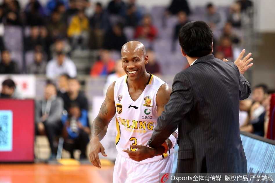 局势突变令马布里神情严峻，他站在场边眼神专注地盯着场内，似乎随时准备再次披挂上阵稳定军心