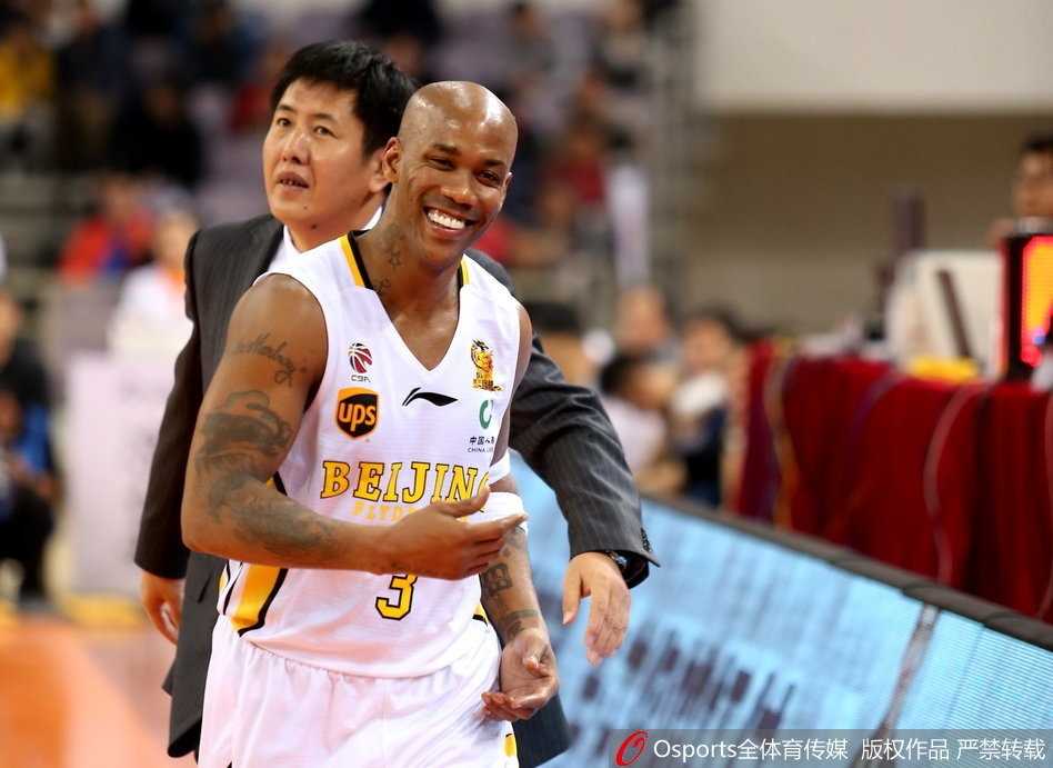 终场哨响比分定格，胜利的喜悦洋溢在马布里脸上，他与队友们击掌相庆，享受着新赛季首个主场胜利的荣光