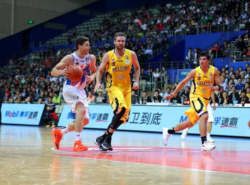 兰多夫在篮下遭遇三人合围仍奋力将球补进，北控全队虽败犹荣，战斗到了最后一秒