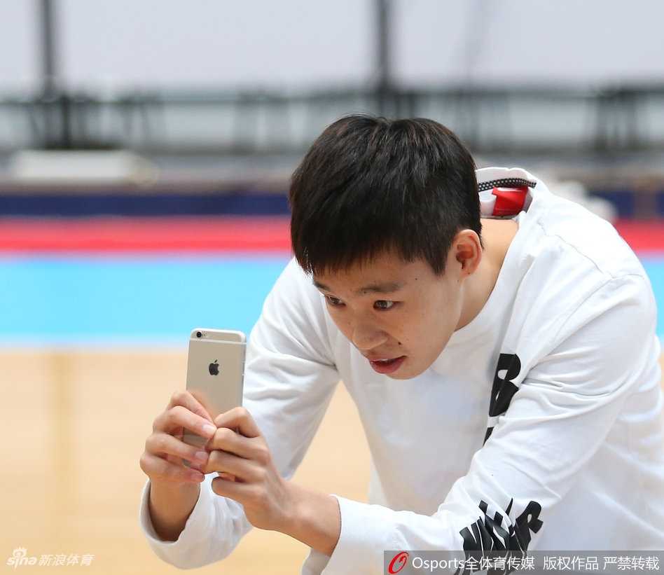 柔和的侧光打在队员的侧脸，勾勒出坚毅又温柔的面部线条，身着休闲针织衫的她，眼神中既有运动员的笃定，又有女性的温婉。