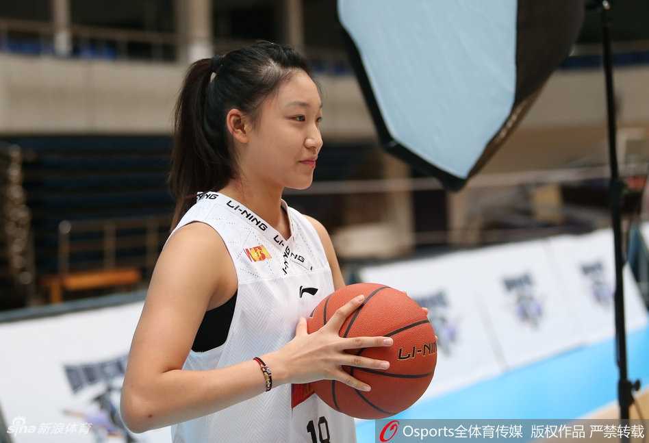 马尾辫显得干练十足，队员身着一袭黑色运动休闲装，双手插兜，眼神坚定地望向远方，背景的虚化处理让主体人物更加突出，宛如时尚大片封面。