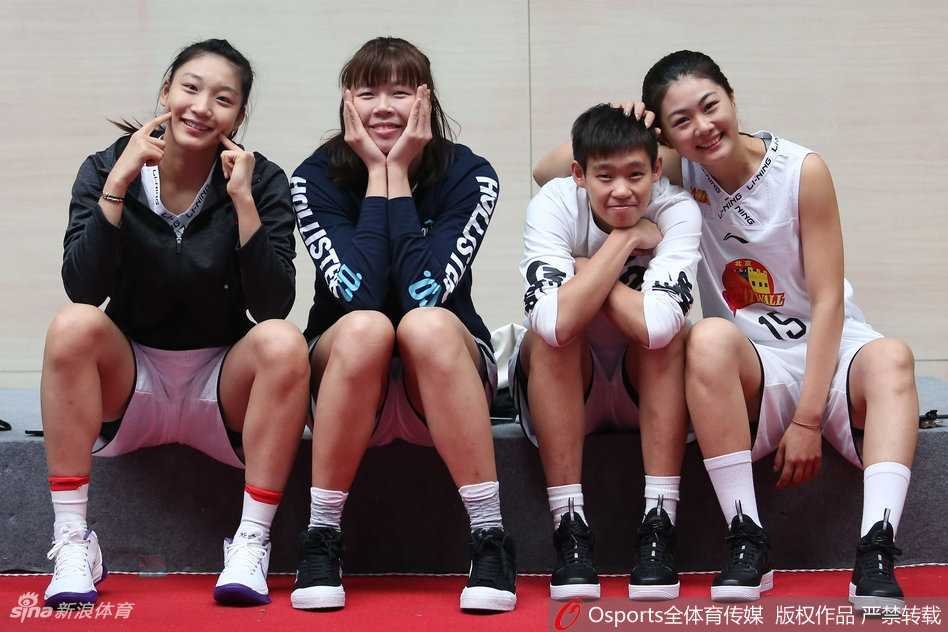 压轴镜头给了球队的颜值担当，精致的妆容下，眼神流露出淡淡的疏离感，光影运用恰到好处，将运动员的坚韧与模特的清冷完美融合。