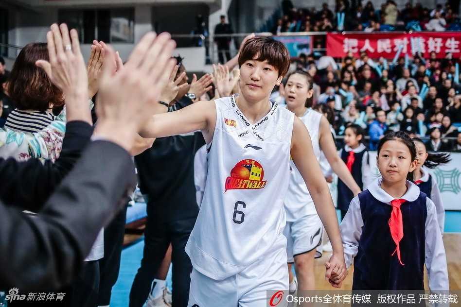 总决赛最有价值球员邵婷持球突破，面对防守球员的紧逼，她眼神坚毅，利用娴熟的背后运球变向过人，身姿灵动如穿花蝴蝶。