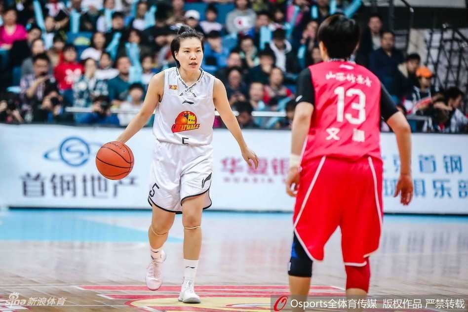 看台上，中国篮协主席姚明面带微笑观看比赛，他的到场彰显了对女篮联赛的高度重视，现场球迷也因这位巨星的到来而更加热情高涨。