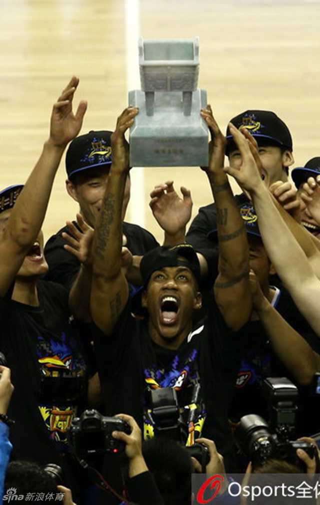 马布里第三次率队捧起至尊鼎，神情坚毅霸气庆祝