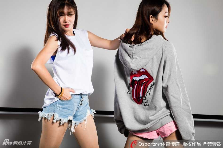 晨曦的柔光中，啦啦队员身着利落滑板热裤，高抬长腿展现柔韧身姿，眼神中透出自信与坚定