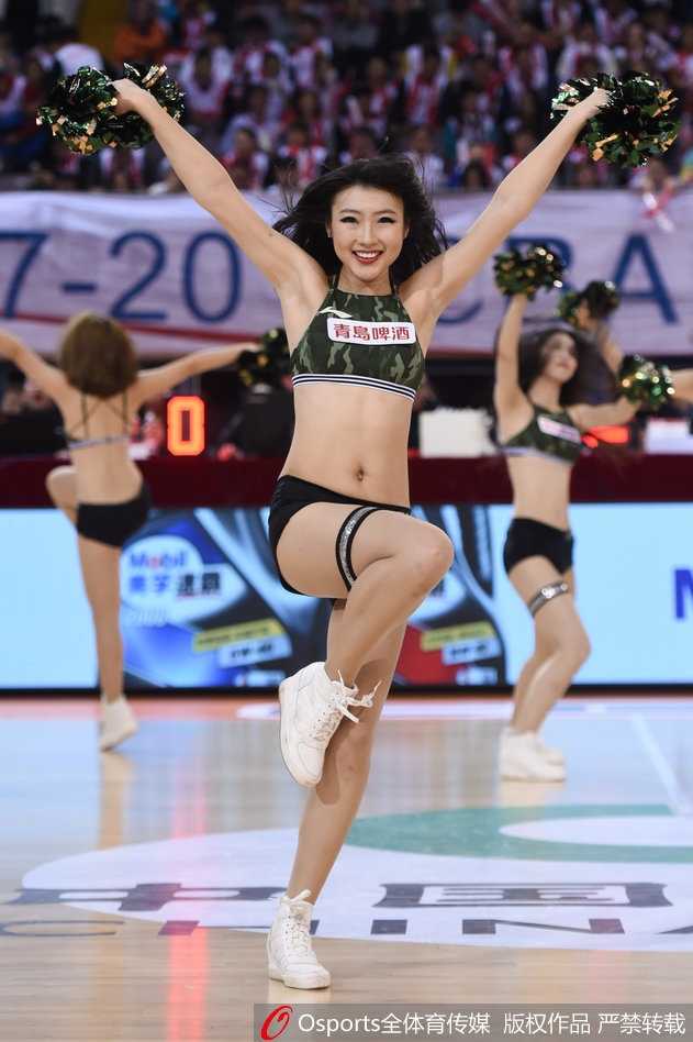 一位篮球宝贝的特写镜头极具感染力，她眼神坚定而妩媚，汗水微微打湿了发梢，生动诠释了美丽背后的努力与付出。