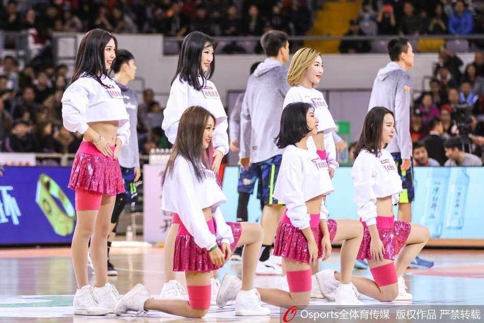 灯光聚焦在活力四射的篮球宝贝身上，她们摆出酷炫的ending pose，自信的笑容和姣好的面容成为了赛场最吸睛的焦点。