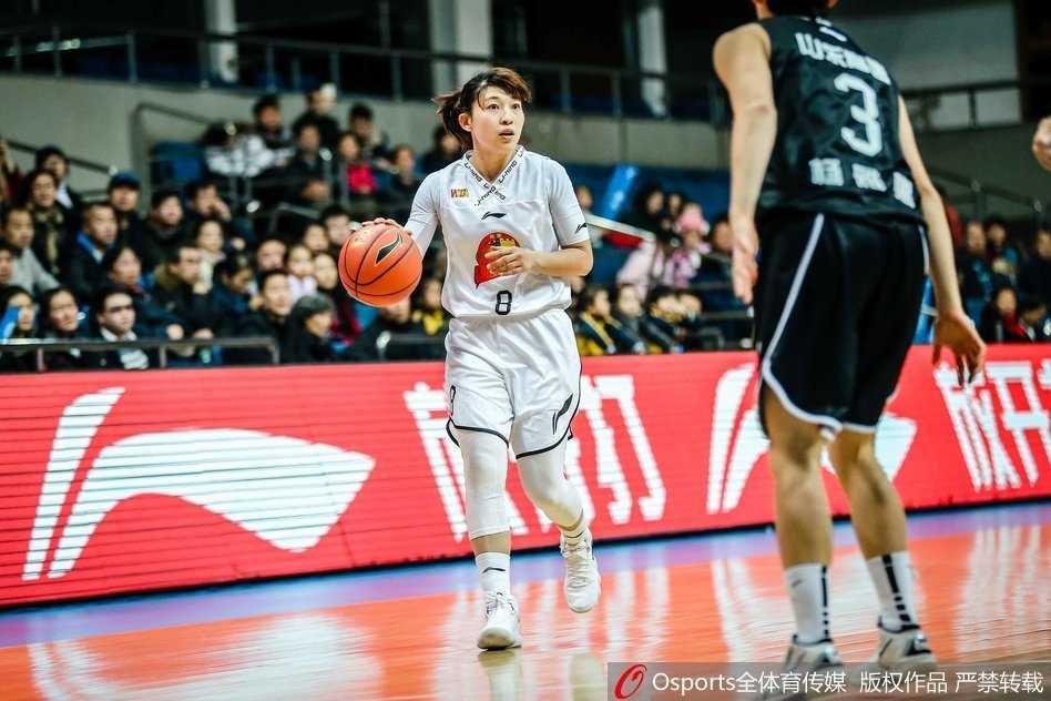 比赛结束后，北京首钢女篮的全体队员在场地中央聚拢，共同庆祝这场酣畅淋漓的大胜，每个人的脸上都洋溢着胜利的喜悦