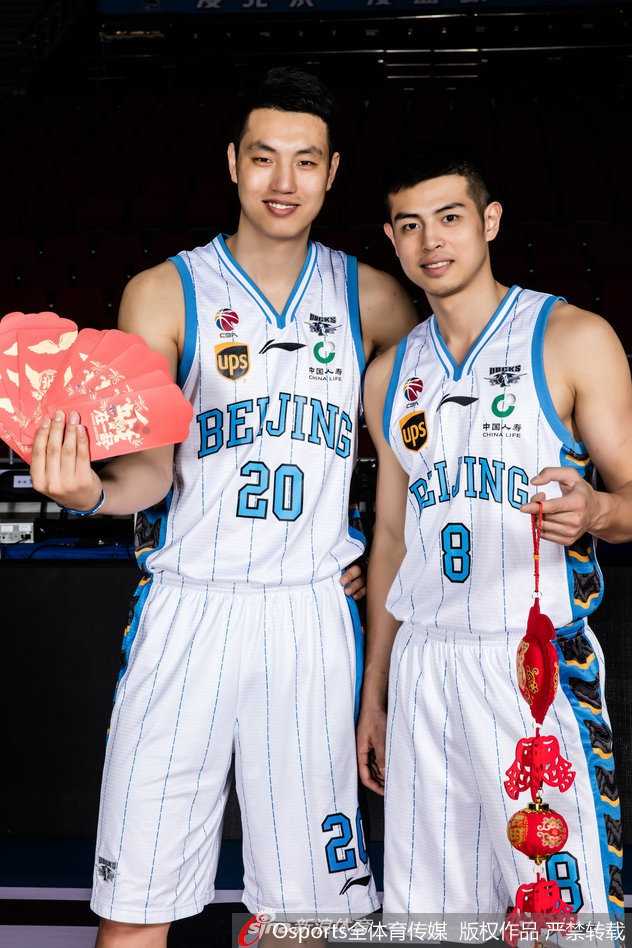 塔瑞克·加尼尤（丘天）独自面对镜头，年轻的脸上写满了对未来的憧憬，他手持福字，高大的身材在竖版的构图里显得格外挺拔，象征着首钢未来的希望。