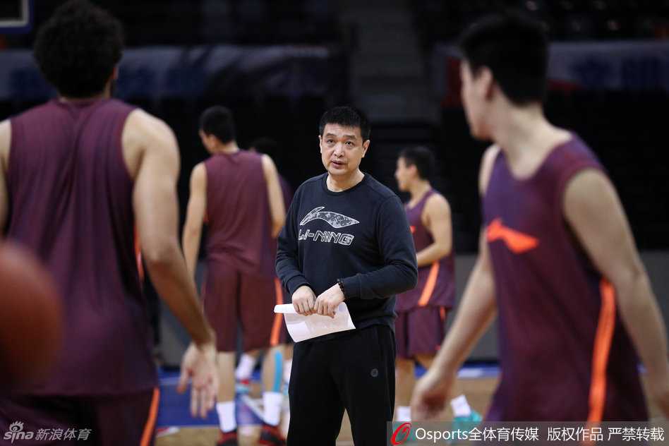 主教练闵鹿蕾站在场边，双手拢在嘴边形成喇叭状，正大声地向场上队员传达着战术指令，神情专注而急切，仿佛恨不得自己亲自上场。