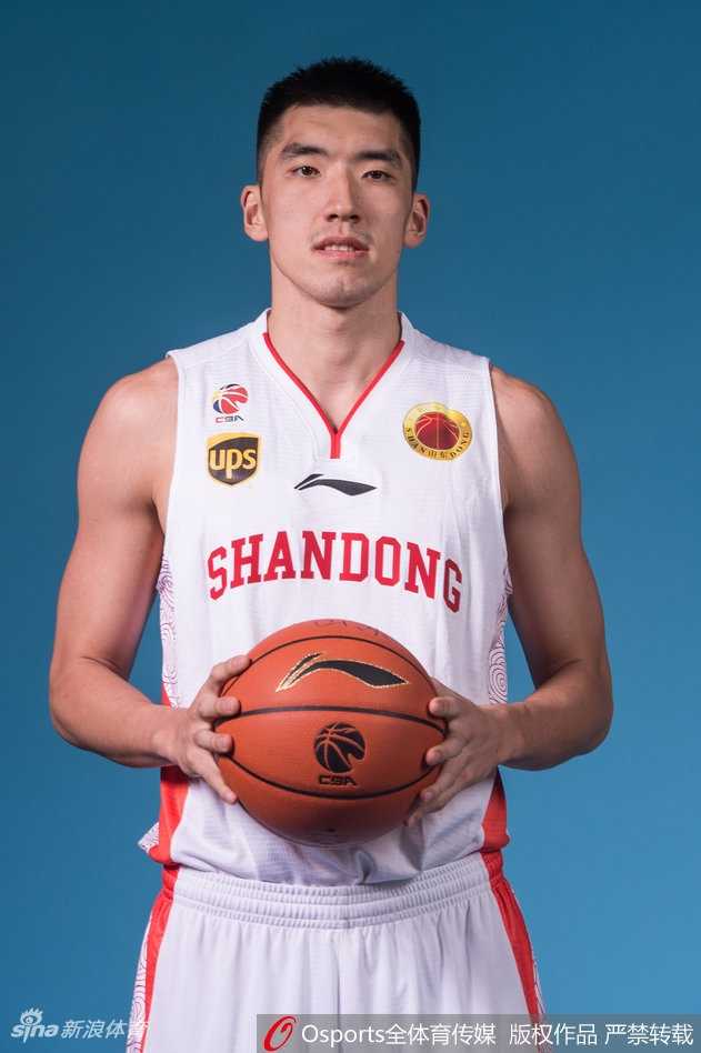 方硕在严密防守下冷静施射，皮球离开指尖的瞬间，他的眼神依然死死地盯着远处的篮筐。