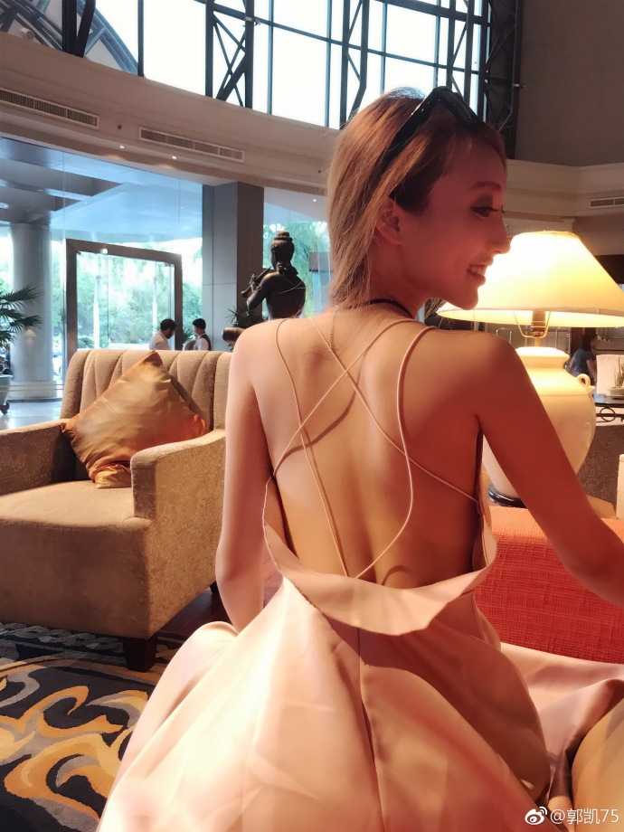 郭凯女友的单人美照，她侧身回眸，一头柔顺的长发随风轻扬，精致的五官在光影下更显立体，眼神中透着一丝灵动与温柔。