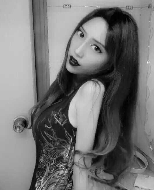 郭凯女友的一张颇具时尚感的写真，她穿着一袭优雅的黑色长裙，秀发披肩，回眸间浅笑嫣然，气质神韵与明星Angelababy确有几分相似。