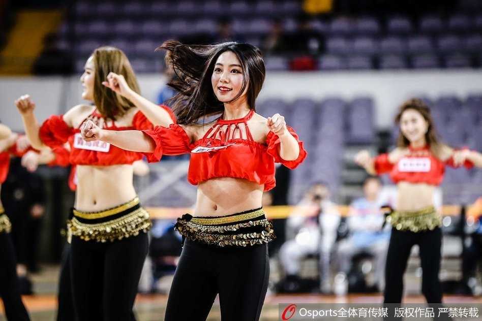 啦啦队高难度跳跃，腾空瞬间展现柔韧与力量，宛若精灵凌空