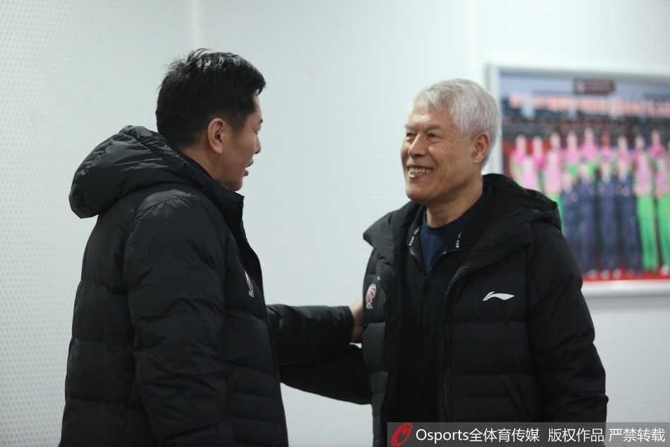 白毛巾与绒帽之下，兰多夫的眼神锐利如鹰，他跃起扣篮的瞬间仿佛让整个球馆的温度都随之升高。