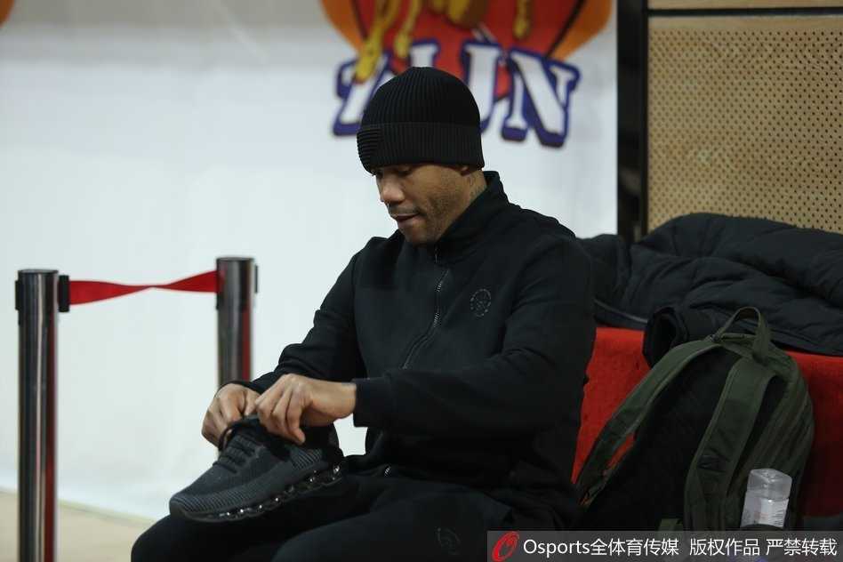 兰多夫在教练的指导下进行罚球练习，绒帽下的呼吸凝成白雾，但他的出手依然稳定，如同他的大心脏一般值得信赖。