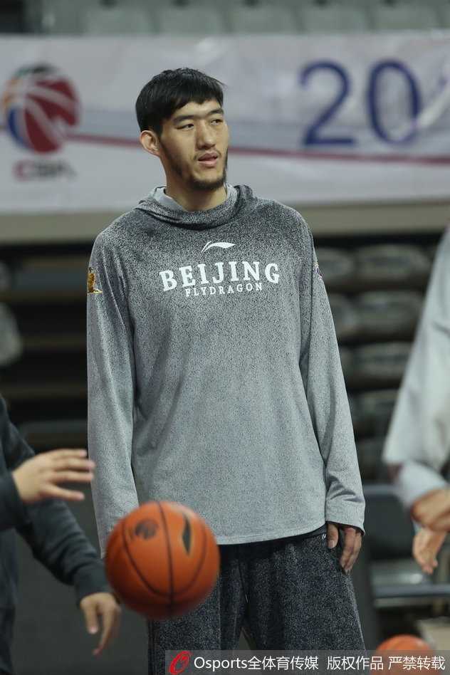 离开训练场前，兰多夫最后看了一眼记分牌，手中的绒帽仿佛是他这一天战斗的勋章，静待下一场硝烟的来临。