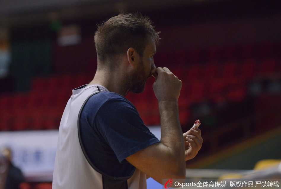 北控队核心马布里在训练中表情轻松，似乎在为即将到来的与山东队的恶战做着最后的准备。