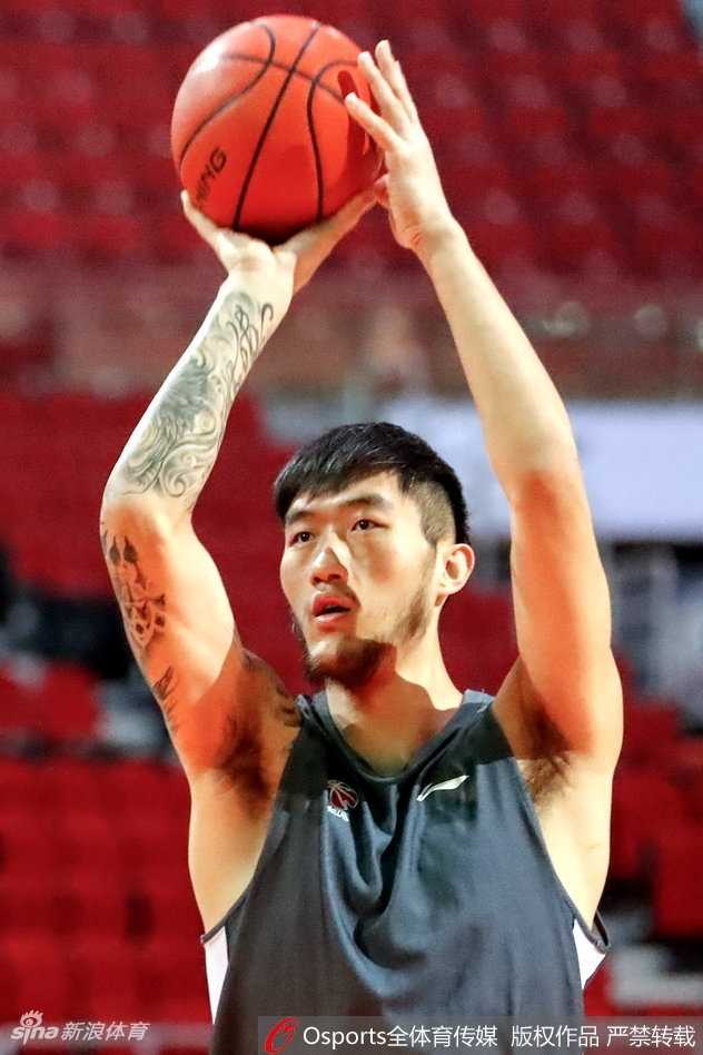 阿拉基在训练中完成变向突破,防守球员只能望其项背,动感十足