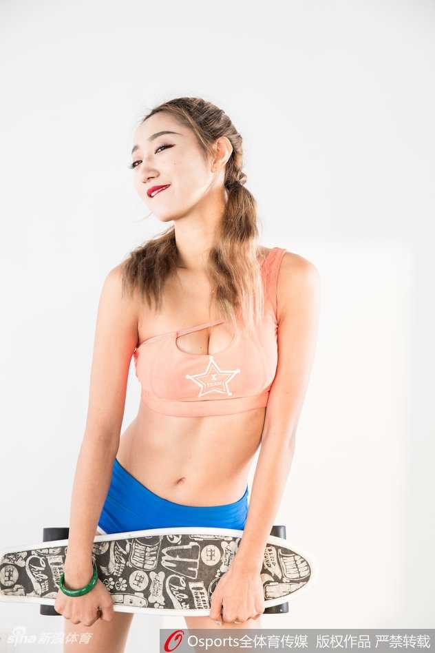 动感舞蹈中，队员奋力跃起，长发飘逸，展现力与美。