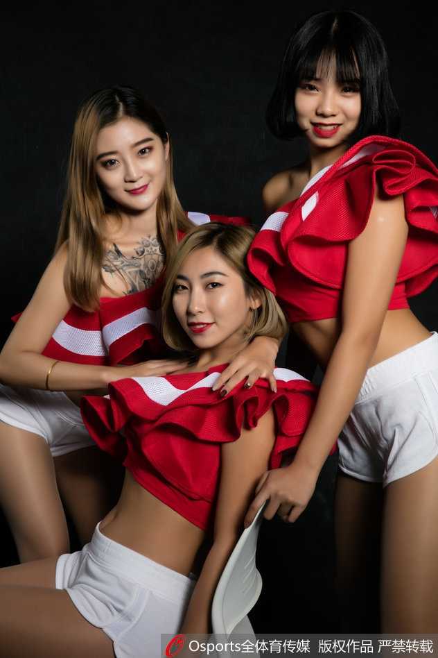 训练间隙，两位宝贝相视而笑，默契在眼神中流转，紧身的训练服勾勒出她们为热爱而塑造的健美线条。