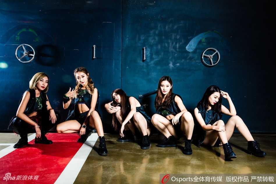 斜侧面特写，一位宝贝倚靠在车尾，光影勾勒出她背部与腰部的完美曲线，金属车漆与细腻肌肤形成质感对比，充满艺术气息。