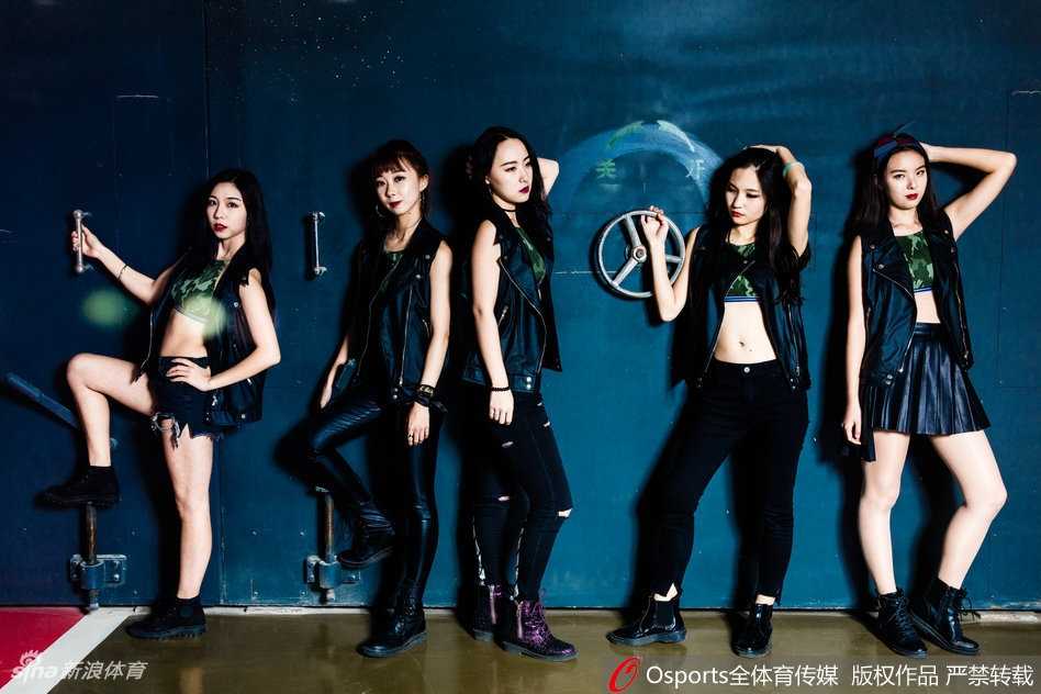 画面中，几位宝贝围成一圈，将手叠放在一起，身后是流线型的豪车车头，仿佛在赛前进行着最后的加油打气，团队凝聚力十足。