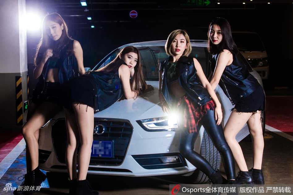 篮球宝贝身着一袭亮红色运动背心，斜倚在流线型的银色跑车旁，修长的美腿与车身线条相得益彰，眼神中透露出自信与不羁。