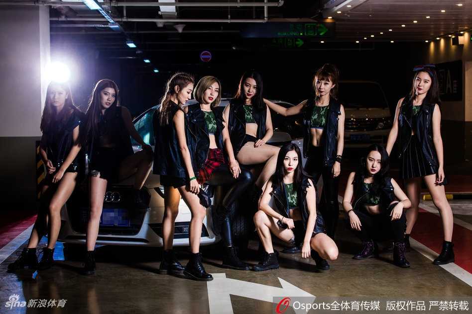 镜头拉近，一位扎着高马尾的队员身穿白色短裙套装，在深色轿车前轻盈转身，裙摆飞扬的瞬间被摄影师精准捕捉，尽显动感活力。