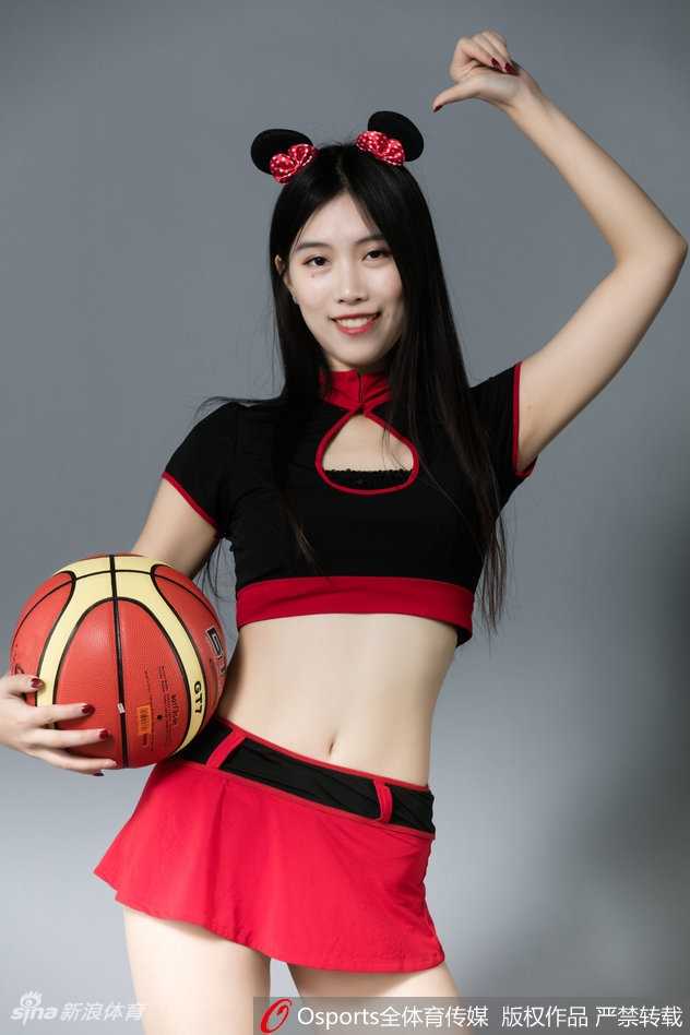 两名篮球宝贝面对面斗舞，米奇耳朵上的亮片在灯光下熠熠生辉，她们舒展的手臂线条展现出力与美的结合