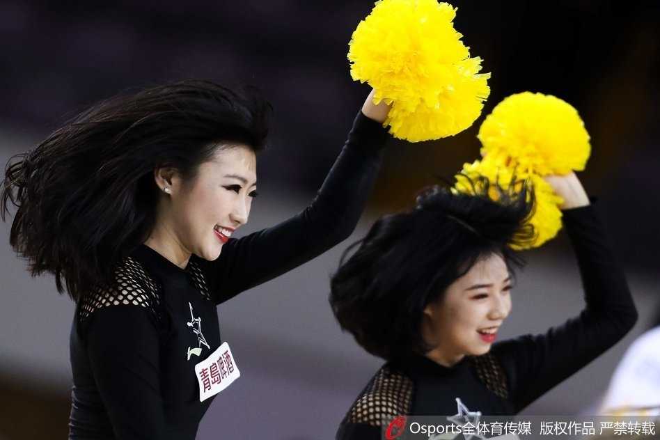 表演结束后，篮球宝贝们在场地边列队向观众致意，她们脸上依然保持着灿烂的笑容，尽管汗水已经打湿了发梢，但她们的热情感染了在场的每一个人。