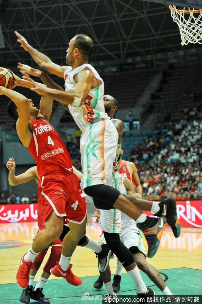 突尼斯队球员在赛前围成一圈，怒吼着相互鼓劲，眼神中燃烧着对胜利的渴望