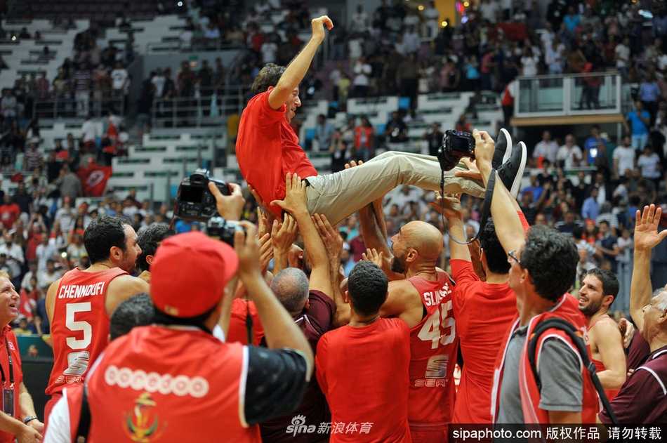 尼日利亚队核心迪奥古在决赛中面对突尼斯双人包夹强行上篮，肌肉线条分明，力量感十足