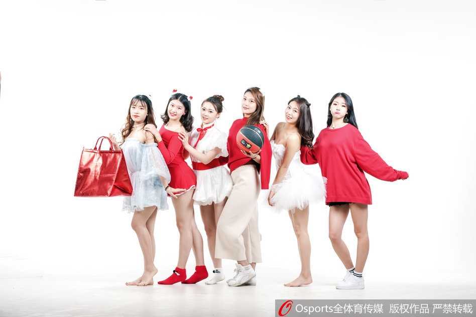 训练结束后，这位扎着丸子头的可爱女生面对镜头露出了孩子气的顽皮表情，让人看到她们褪去舞台光环后真实又可爱的一面。