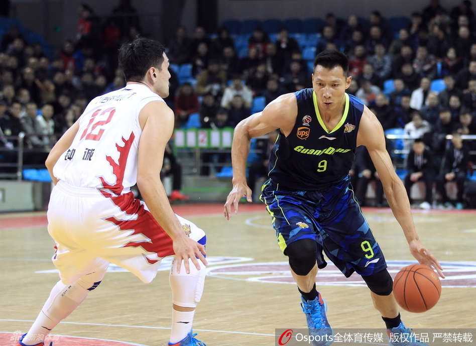 易建联单手挂框，身体在空中形成一张拉满的弓，霸气尽显