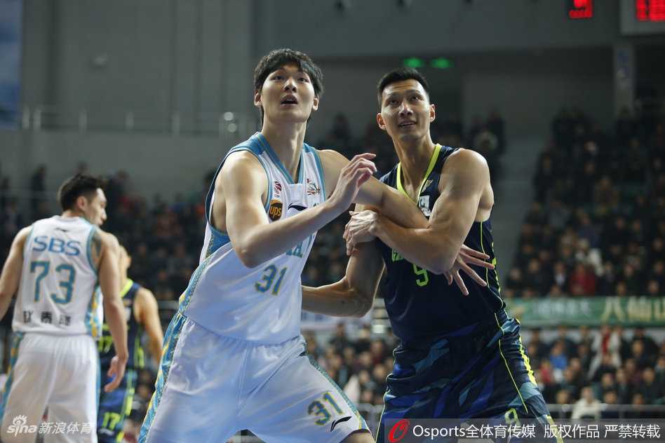 福建当家球星王哲林篮下背身单打，利用梦幻脚步晃开防守后，柔和的手感将球送入篮筐