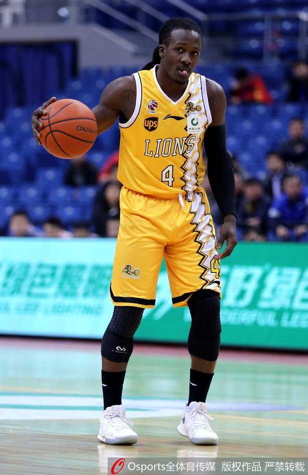 吉布森在广厦队多人包夹之下，如闪电般强行突破，眼神中满是不屈的斗志